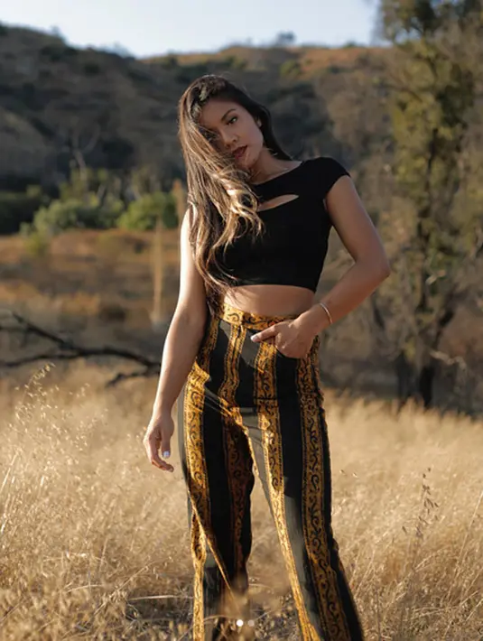 Meskipun sudah tinggal di America, namun keponakan dari penyanyi senior Emilia Contessa ini tetap tidak melupakan tanah kelahirannya, Indonesia. Terbukti dengan unggahan foto di Instagram dengan batiknya. (Instagram/Maharasyi)