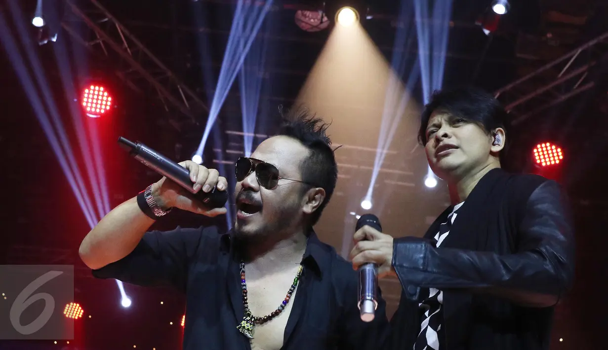 Kolaborasi vokalis band Jamrud dan GIGI, Krisyanto dan Armand Maulana, di panggung The Biggest Concert Super Band di Studio Penta SCTV, Jakarta, Rabu (5/10). Konser kolaborasi itu juga dimeriahkan Five Minutes dan Setia Band (Liputan6.com/Herman Zakharia)