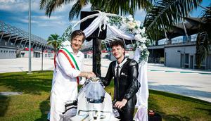 Marco Bezzecchi resmi memperbarui kontraknya dengan Aprilia dengan gimmick ala pernikahan di Sepang.