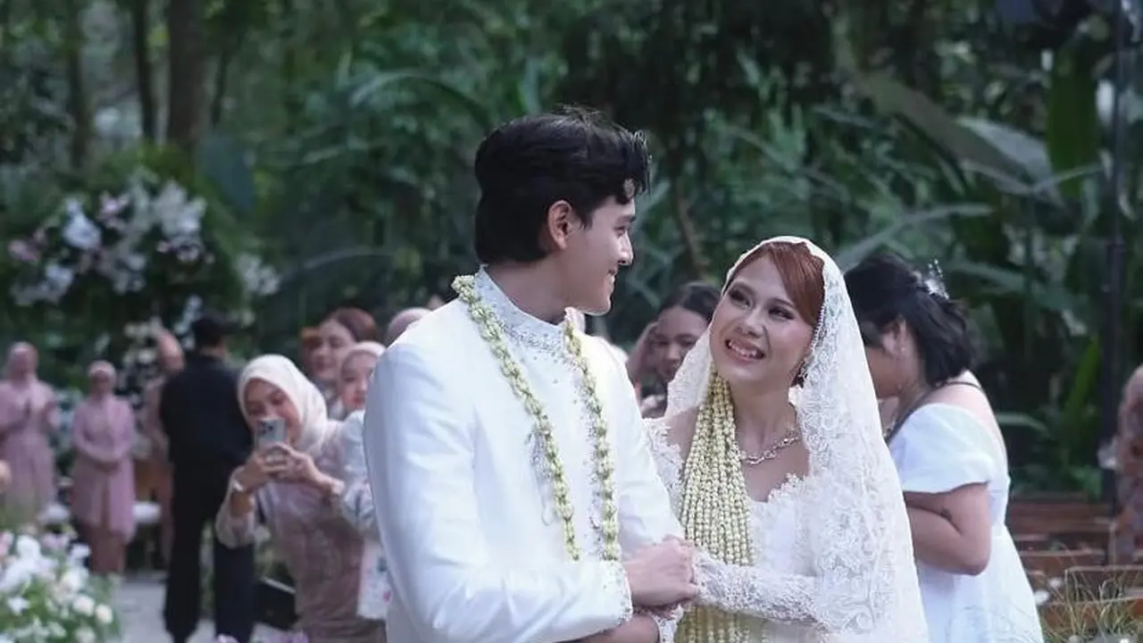 Pesona Nadin Amizah dalam Balutan Kebaya Putih dan Veil Renda di Hari Pernikahannya