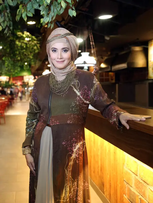 Sedangkan saat lebaran, ibundanya meracik tauco berbeda dari biasanya. Bundanya menambahkan petai dan udang. Selain itu, opor ayam dan ketupat juga menjadi sajian saat hari lebaran.  (Nurwahyunan/Bintang.com)