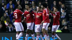 Pemain MU merayakan gol yang dicetak Wayne Rooney ke gawang Derby County pada laga putaran keempat Piala FA, di Stadion Pride Park, Sabtu (30/1/2016) dini hari WIB. (Reuters/Eddie Keogh)