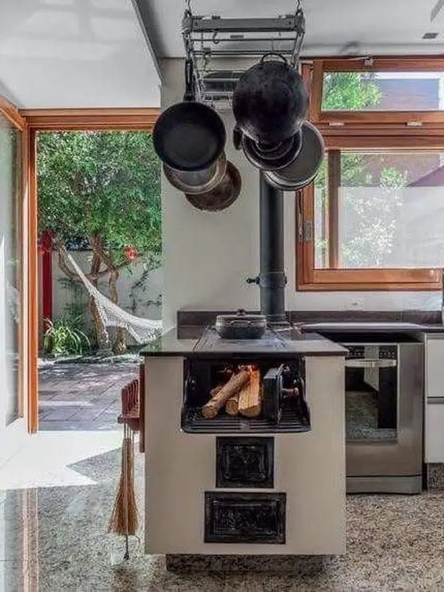 Desain Dapur Minimalis Sederhana di Desa dengan Penyimpanan Kayu Bakar