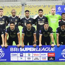 Starting XI Dewa United saat menghadapi Persija Jakarta dalam laga keempat BRI Super League 2025/2025 di Banten International Stadium, Jumat (29/8/2025). (Bola.com/Abdul Aziz)