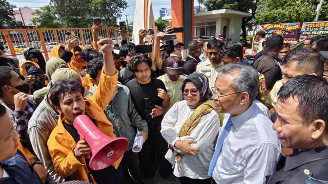 Mahasiswa UNM Demo Tolak Plh Rektor dari Unhas