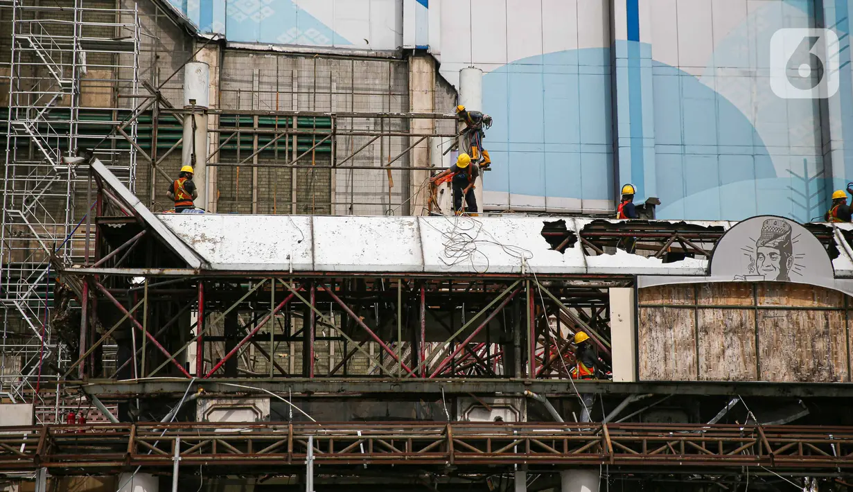 Petugas melakukan proses pemugaran pusat perbelanjaan Sarinah, Jakarta, Jumat (30/10/2020). Proyek transformasi Sarinah yang dicanangkan pada Agustus 2020 itu dijadwalkan selesai Agustus 2021. Pemugaran dilakukan dengan tetap mempertahankan aspek sejarah Gedung Sarinah. (Liputan6.com/Faizal Fanani)