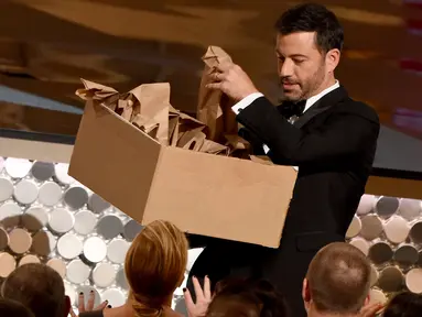 Pemandu acara Jimmy Kimmel membagi-bagikan sandwich selama penghargaan Emmy Awards 2016, di Los Angeles, Minggu (18/9). Jimmy Kimmel bekerjasama dengan sang ibu membagikan 7.000 sandwich selai isi kacang kepada para hadirin. (AFP PHOTO/Valerie MACON)