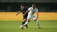 Pemain Timnas Indonesia, Egy Maulana Vikri (kiri) berebut bola dengan pemain Timnas Curacao, Michael Madionis Mateo Maria dalam laga uji coba FIFA Matchday antara Timnas Indonesia menghadapi Curacao di Stadion Gelora Bandung Lautan Api (GBLA), Bandung, Jawa Barat, Sabtu (24/9/2022) malam WIB. (Bola.com/Bagaskara Lazuardi)