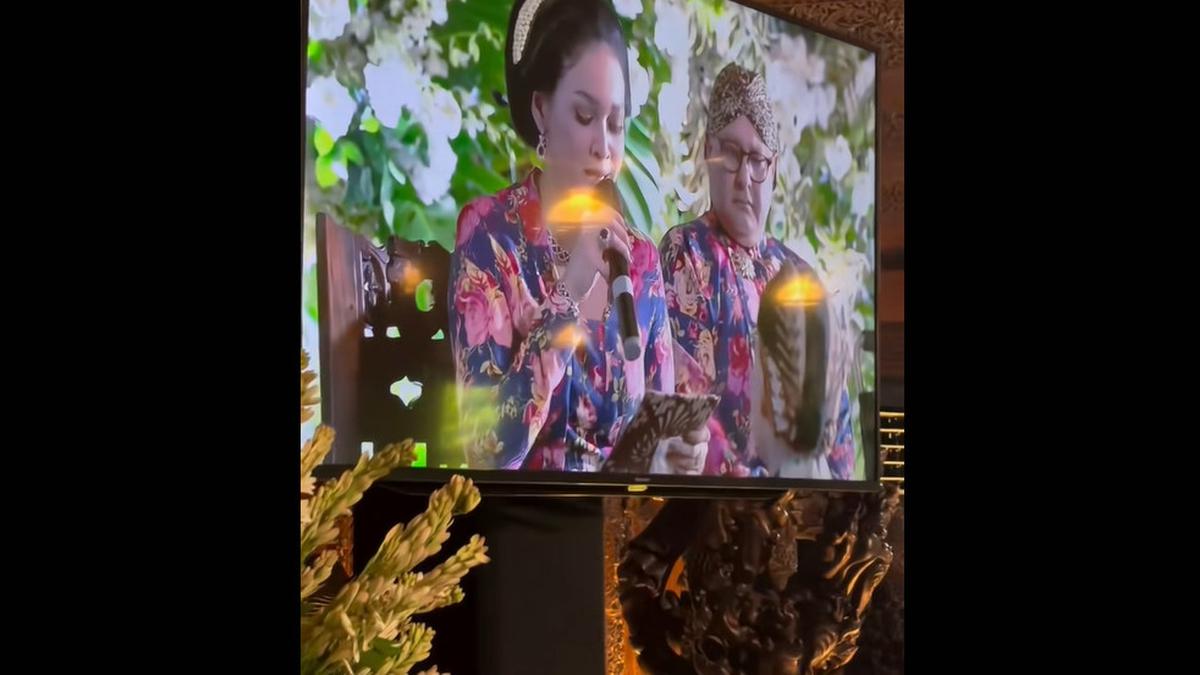 Maia Estianty Menahan Tangis Saat Al Ghazali Sungkem Jelang Nikah: Bunda Harus Merelakan Lagi