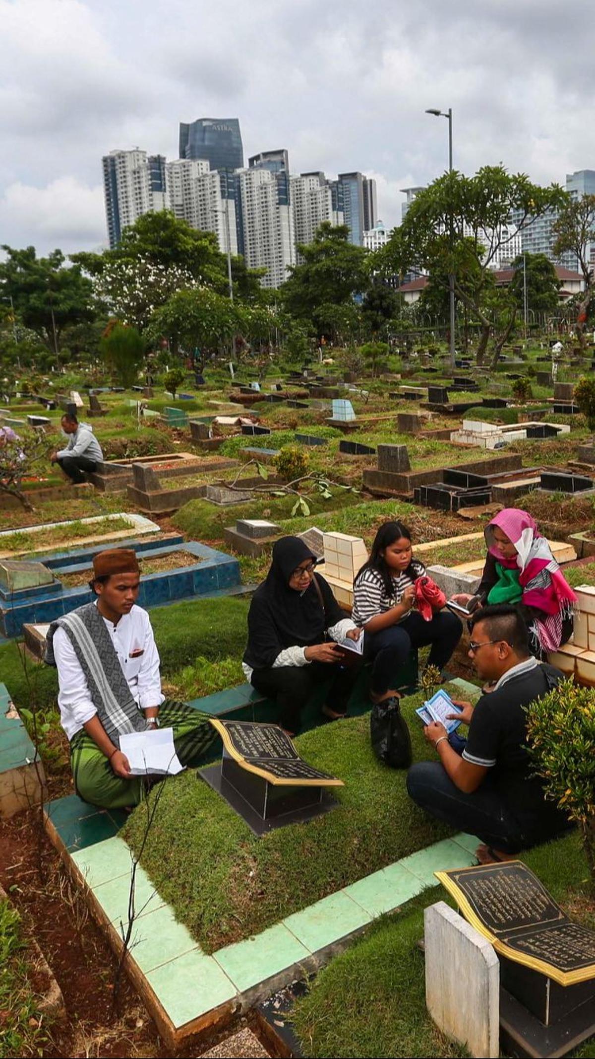 Sejumlah peziarah berdoa di makam keluarga menjelang bulan suci Ramadan di TPU Karet Bivak, Jakarta, Minggu (3/3/2024). Liputan6.com/Angga Yuniar