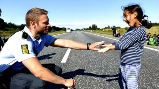 Ketika Polisi Denmark Menyapa Anak Pengungsi Suriah