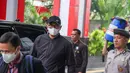 Bupati Klaten Hamenang Wajar Ismoyo tiba di Gedung Merah Putih KPK, Jakarta Selatan, Jumat (16/10/2026), setelah terjaring Operasi Tangkap Tangan (OTT) yang digelar KPK sehari sebelumnya. (officialkpkri)