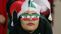Ekspresi suporter wanita Iran saat mendukung Timnas Iran pada laga kualifikasi Piala Dunia 2022 kontra Kamboja, di Azadi Stadium, Kamis (10/10/2019). (AFP/Atta Kenare)