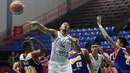 Aksi Pemain Satria Muda, Arki wisnu (tengah) saat melewati hadangan pemain Bimasakti pada laga IBL Reguler Season di Hall A Senayan, Jakarta, Senin (11/1/2016). Satria Muda menang 55-33. (Bola.com/Nicklas Hanoatubun)