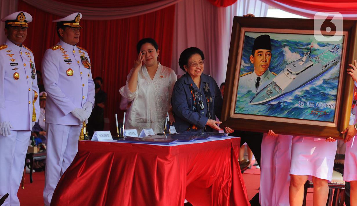 Presiden ke-5 Indonesia Megawati Soekarnoputri (kanan), didampingi Ketua DPR Puan Maharani (kedua kanan), Panglima TNI Laksamana Yudo Margono (kedua kiri) dan Kepala Staf TNI Angkatan Laut (KSAL) Laksamana TNI Muhammad Ali (kiri) saat meresmikan pengoperasian Kapal Perang Republik Indonesia (KRI) Bung Karno-369 di Dermaga Kolinlamil, Tanjung Priok, Jakarta, Kamis (1/6/2023). (merdeka.com/Imam Buhori)