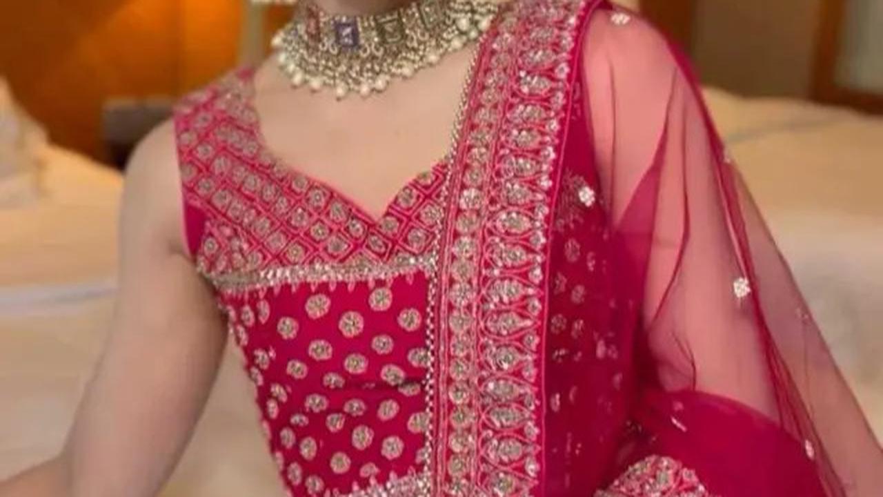 Gaya Menawan Bunga Zainal Pakai Lehenga India saat Kondangan, Tampil Elegan Ala Artis Bollywood