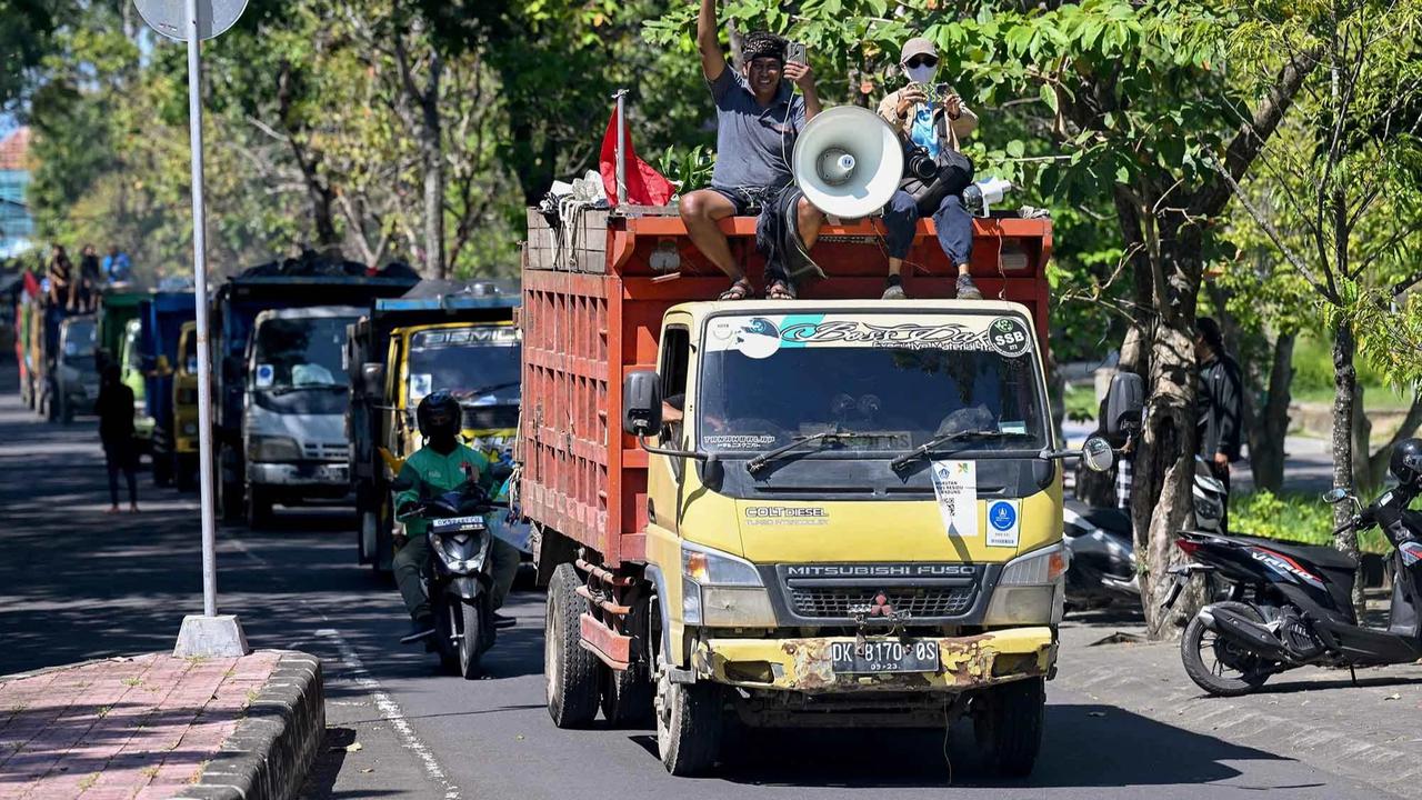 FOTO: Ratusan Truk Sampah Datangi Kantor Lingkungan Hidup Bali Nusra