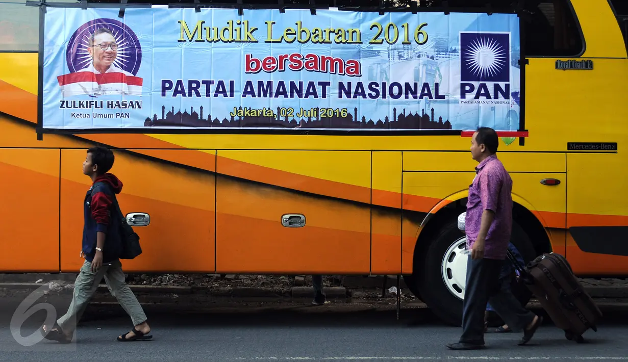 Sejumlah pemudik bersiap mengikuti mudik gratis dari Kantor DPP PAN, Jakarta, Sabtu (2/7).  Tujuan mudik gratis kali ini ke enam kota, yakni Palembang, Lampung Tasikmalaya, Surabaya, Semarang dan Yogyakarta. (Liputan6.com/Helmi Fithriansyah)