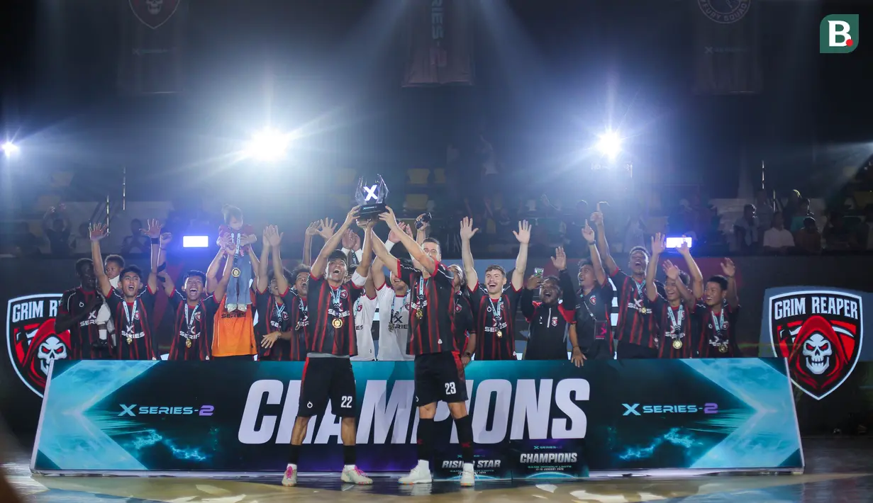 Para pemain Grim Reaper merayakan juara Futsal X Series 2 setelah mengalahkan Nova Titans dalam laga final yang berlangsung di GOR UNJ, Rawamangun, Jakarta, Minggu (18/01/2026). (Bola.com/Bagaskara Lazuardi)