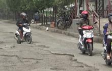 Ngerinya Jalan Berlubang di Jateng, Nekat Terabas Bikin As Mobil Patah