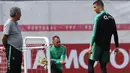 Pelatih Portugal, Fernando Santos (kiri) memberikan instruksi kepada Ronaldo pada sesi latihan di Kratovo, Moskow, (12/6/2018). Portugal akan mejalani laga perdana grup B melawan Spanyol. (AFP/Francisco Leong)