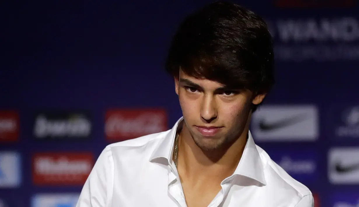 Gelandang baru Atletico Madrid, Joao Felix saat perkenalan dirinya di Stadion Wanda Metropolitano, Madrid (8/7/2019). Menurut Presiden Benfica Luis Felipe Viera, Joao Felix salah satu talenta terbaik Portugal setelah Cristiano Ronaldo. (AP Photo/Manu Fernandez)