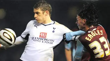 Gelandang Tottenham Hotspur, David Bentley berduel dengan gelandang Burnley, Chris Eagles dalam pertandingan semifinal Piala Carling di Turf Moor, Burnley, pada 21 Januari 2009. AFP PHOTO/ANDREW YATES