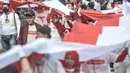 Peserta membentangkan bendera Merah Putih raksasa di kawasan Bundaran HI, Jakarta Pusat, Minggu (28/8/2022). Sebanyak 50.000 orang membentangkan bendera merah putih sepanjang 1.700 meter dari kawasan Monas hingga Bundaran HI yang merupakan rangkaian dalam memperingati Hari Kemerdekaan Indonesia dengan tema 'Pulih Lebih Cepat, Bangkit Lebih Kuat. (merdeka.com/Iqbal S Nugroho)