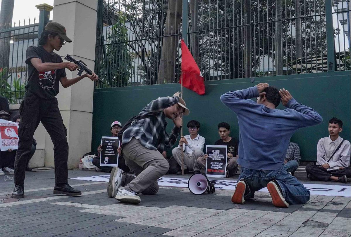 FOTO: Aktivis Gelar Aksi Tolak Penganugerahan Gelar Pahlawan untuk Soeharto