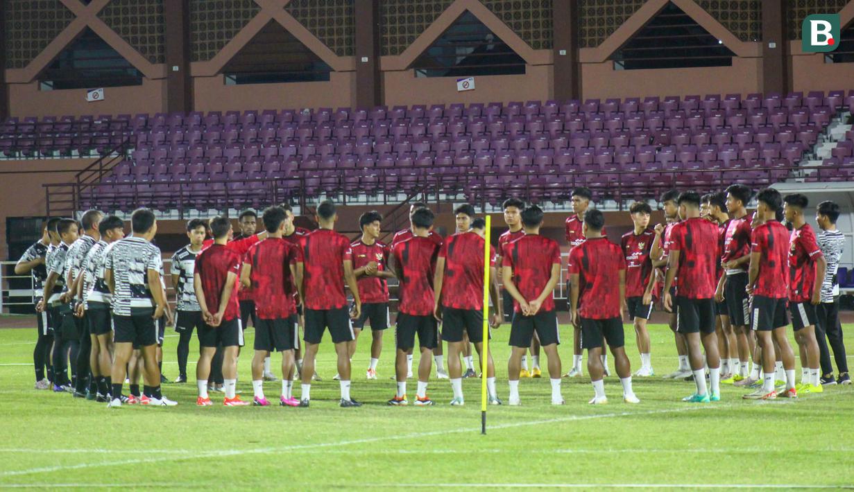 Skuad Timnas Indonesia U-19 melakukan briefing sebelum memulai latihan terbuka perdana di Lapangan THOR, Surabaya, Kamis (11/7/2024) sebagai persiapan akhir menghadapi ajang Piala AFF U-19 2024 yang akan berlangsung pada 17-19 Juli 2024. (Bola.com/Aditya Wany)