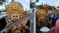 Susahnya pengantin masuk ke dalam mobil dengan riasan lengkap (Sumber: Twitter/aewin86)