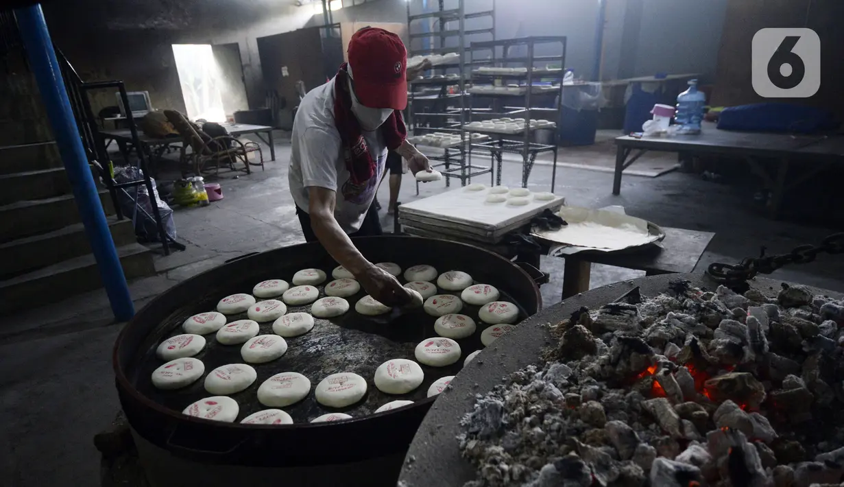 Pekerja menyelesaikan pembuatan kue bulan di Industri Rumahan Kue Bulan Putri Lauw, Pondok Sentul, Ciater, Tangerang Selatan, Selasa (10/11/2020). Pada masa pandemi sekarang, produksi kue tradisional khas Tionghoa tersebut menurun sesuai pesanan pembeli. (merdeka.com/Dwi Narwoko)