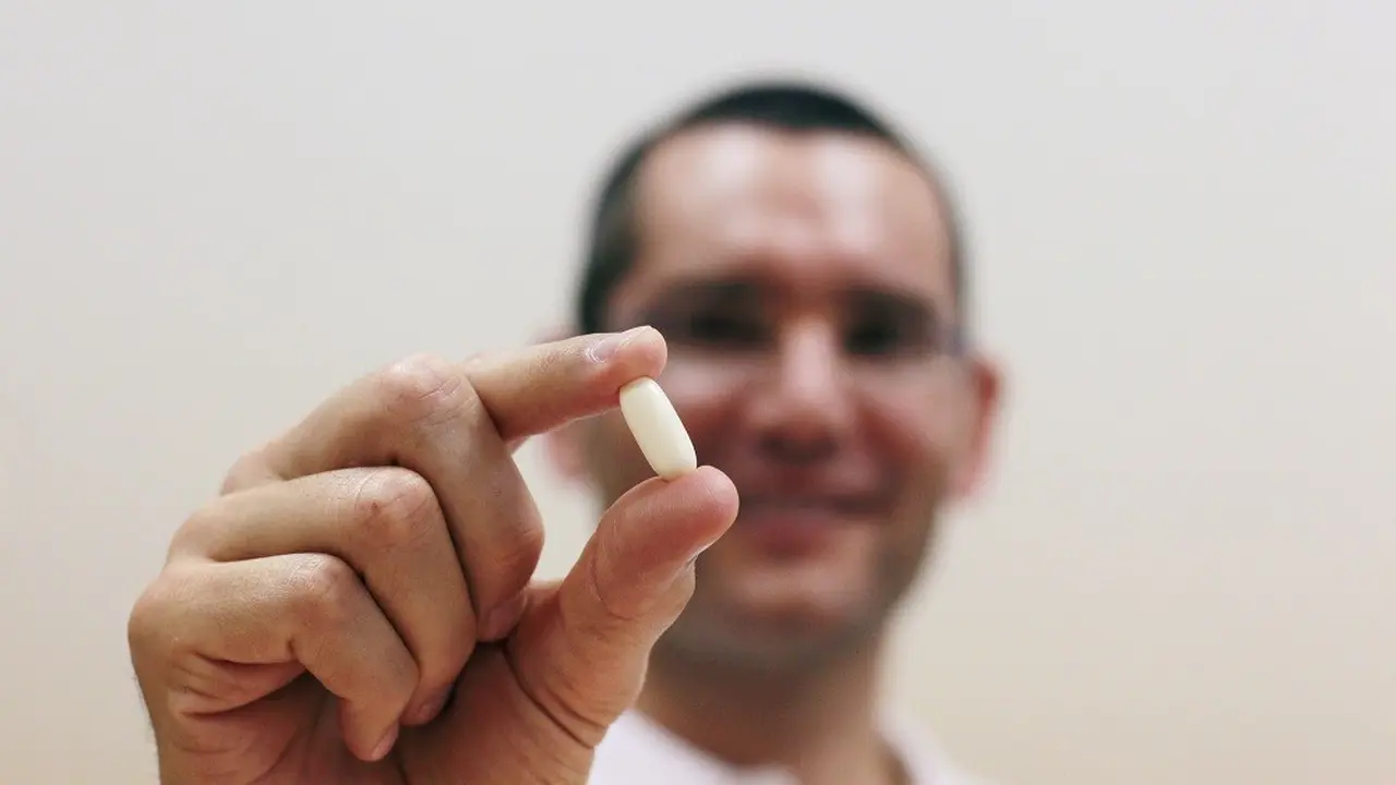 Nadav Kidron, CEO of Oramed Pharmaceuticals, menunjukkan pil insulin. Foto: Ibitimes