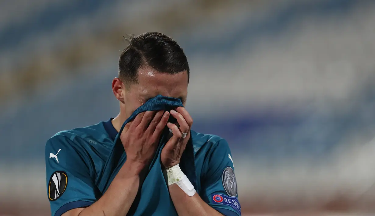 Gelandang AC Milan, Ismael Bennacer meninggalkan lapangan setelah mengalami cedera selama bertanding melawan Red Star Belgrade pada pertandingan leg pertama babak 32 besar Liga Europa di Rajko Mitic Stadium di Beograd, Serbia, Jumat (19/2/2021). AC Milan bermain imbang atas Red Star 2-2. (AP Photo/D