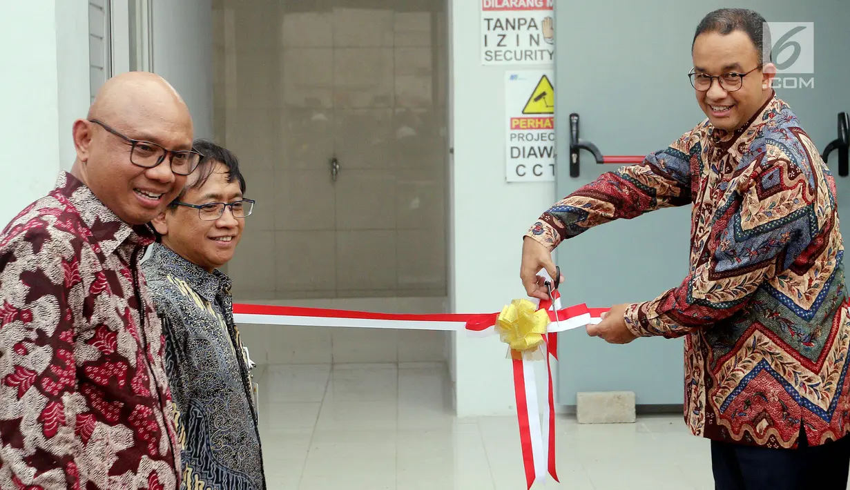 Gubernur DKI Jakarta, Anies Baswedan memotong pita pada acara peresmian Gardu Distribusi Listrik (Receiving Substation/RSS) bawah tanah MRT Jakarta di Taman Sambas, Jakarta, Jumat (13/7). (Liputan6.com/Johan Tallo)