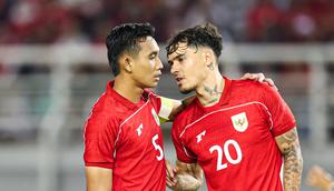 Duo bek Timnas Indonesia,&nbsp;Rizky Ridho dan Shayne Pattynama saat duel versus Chinese Taipei pada FIFA Matchday di Stadion Gelora Bung Tomo, Surabaya, Jumat (5/9/2025). (Bola.com/Abdul Aziz)