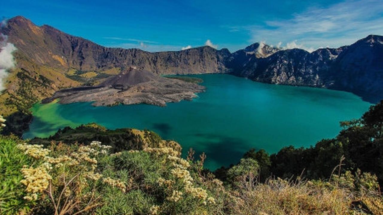 Danau Segara Anak di Nusa Tenggara Barat