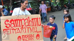 Sejumlah warga dan anak - anak melakukan aksi bersih - bersih sampah di kawasan Pasar Festival Kuningan, Jakarta, (21/2). Kegiatan ini dalam memperingati Hari Peduli Sampah Nasional 2016. (Liputan6.com/Faisal R Syam)