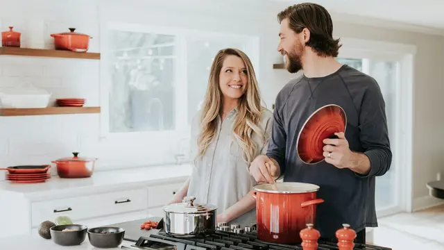 Ilustrasi suami istri, memasak