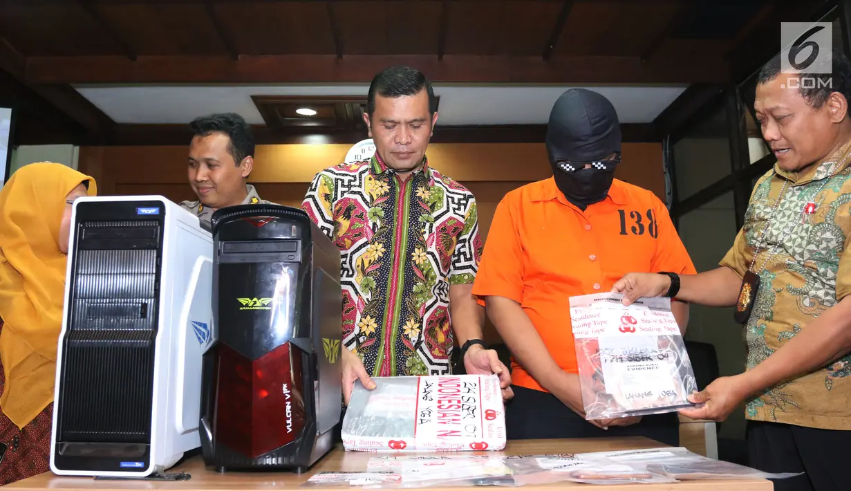 Kasubdit II Direktorat Tindak Pidana Siber Bareskrim Polri, Kombes Pol Rickynaldo (tengah) saat rilis kasus peretasan situs PN Sulawesi Tenggara diperlihatkan saat rilis di Bareskrim Mabes Polri, Jakarta, Jumat (9/11). (Liputan6.com/Helmi Fithriansyah)