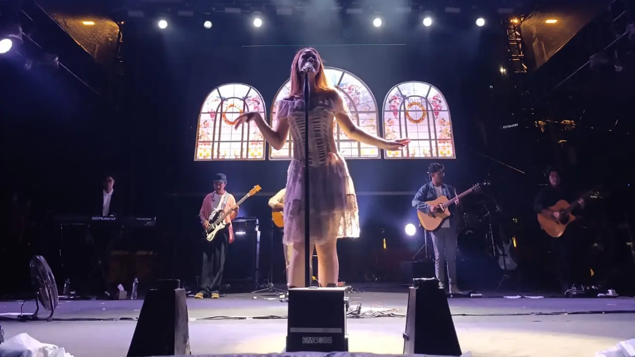 Penampilan Nadin Amizah di KapanLagi Buka Bareng BRI Festival 2025. Minggu, (16/3/25), di Plaza Parkir Timur, GBK, Jakarta. (Dicky Fadillah)