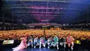 "Kalian super baik, super ramah & super lucu. Semua yang baik2 ada di kalian🥲❤️ Sampai bertemu lagi ya!" kata Felicya lagi. LIhatlah seisi venue yang begitu penuh dengan EXO-L (Foto: Instagram/ scarlett_whitening)