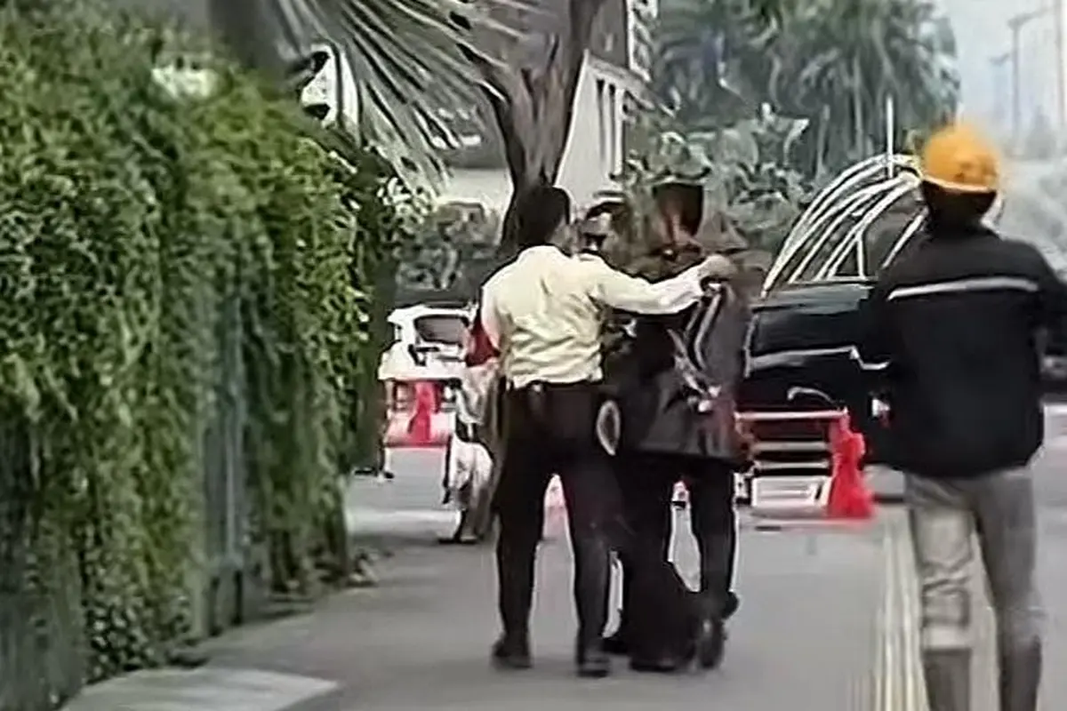 Satpam yang terlibat cekcok dengan pengemudi Toyota Alphard di kawasan Bundaran HI, Jakarta Pusat.