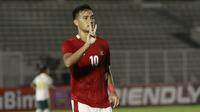 Selebrasi timang bayi striker Timnas Indonesia, M. Rafli usai cetak gol ke gawang Tira Persikabo, Jumat (05/03/2021). (Muhammad Iqbal Ichsan/Bola.com)