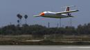Griffon Aerospace Outlaw G2 diterbangkan pada uji coba demonstrasi 'Black Dart' di Naval Base Ventura County Sea Range, California, Jumat (31/7/2015). Demonstrasi tersebut untuk menguji coba 55 pesawat tanpa awak atau drone. (REUTERS/Patrick T. Fallon)