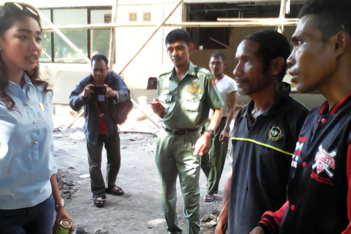 Legislator Ini Santuni Buruh Kupang yang Telat Terima Honor