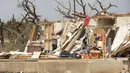 Amanda Lopez, dari McGregor, menyelamatkan barang-barang dari rumah temannya Michelle Light, sehari setelah tornado menghancurkan rumah di FM 2843 dan Cedar Valley Road dekat Salado, Texas (13/4/12). (Jay Janner/Austin American-Statesman via AP)