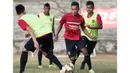 Pemain Bali United, Sultan Samma menggiring bola saat latihan terakhir sebelum menghadapi Persija di laga Piala Presiden 2015, Denpasar, Bali, Sabtu (30/8/2015). (Bola.com/Vitalis Yogi Trisna)