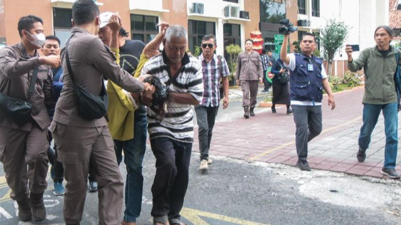 Momen Ibu Agus Disabilitas Jatuh Pingsan Usai Dampingi Putranya Jalani Sidang Perdana