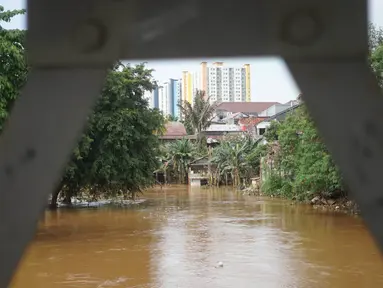 Sungai Ciliwung meluap saat banjir merendam kawasan Rawajati, Jakarta Selatan, Sabtu (8/2/2020). Hujan yang terjadi semalaman menyebabkan Sungai Ciliwung kembali meluap hingga membuat rumah warga di kawasan tersebut terendam air setinggi 50 cm hingga 1 m. (Liputan6.com/Immanuel Antonius)